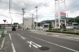 この交差点の横断歩道を渡ってすぐ右折