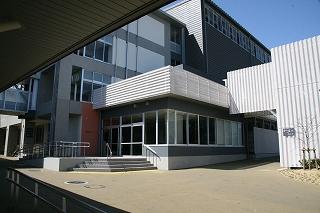 管理棟入口付近