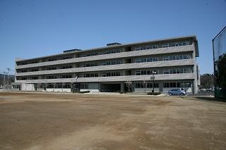 グランドから見た校舎