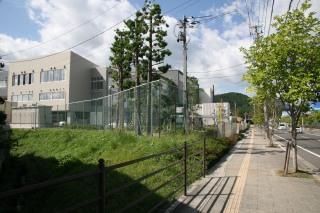 左前方に白石高校