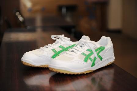 体育館シューズ