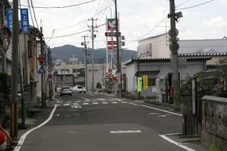 右前方にスーパーマーケットの看板が